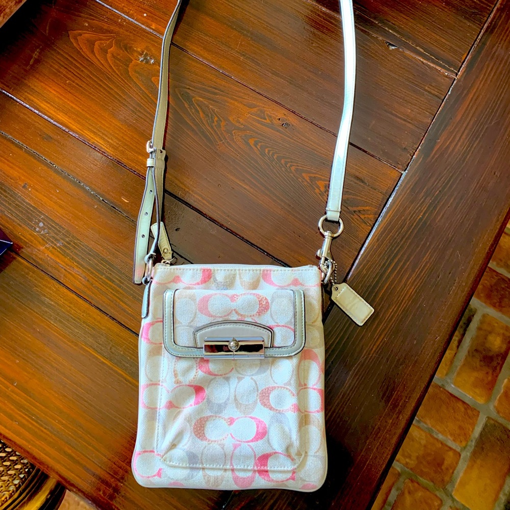 Authentic Coach Cross body bag! Great for summer vacations!